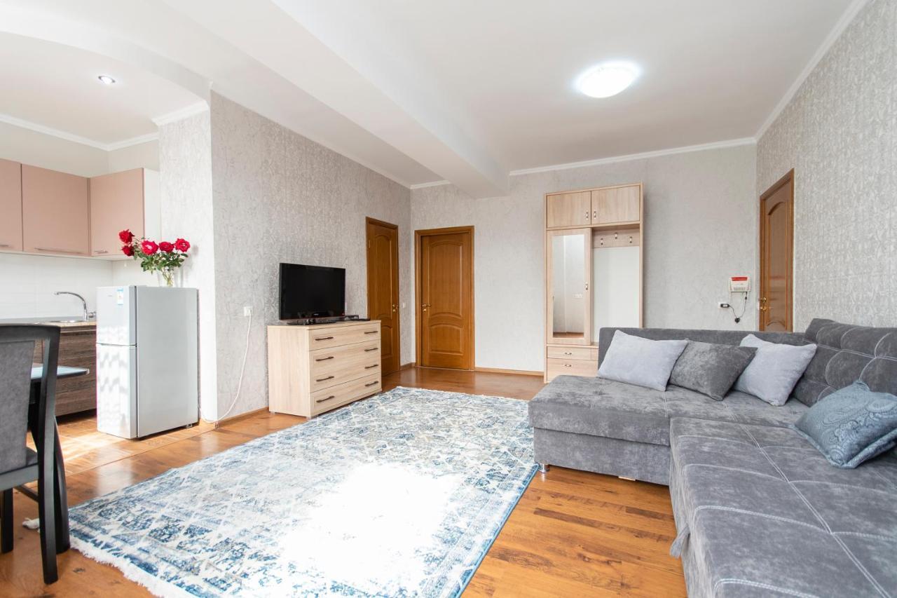 Comfortable Apartment In The Golden Square. Almatı Dış mekan fotoğraf