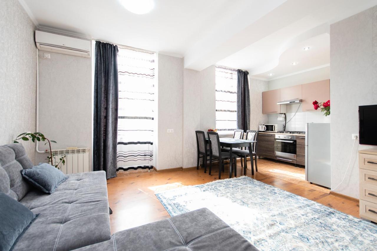Comfortable Apartment In The Golden Square. Almatı Dış mekan fotoğraf