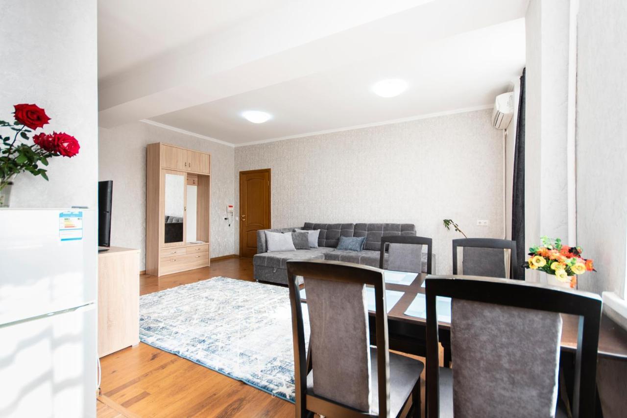 Comfortable Apartment In The Golden Square. Almatı Dış mekan fotoğraf