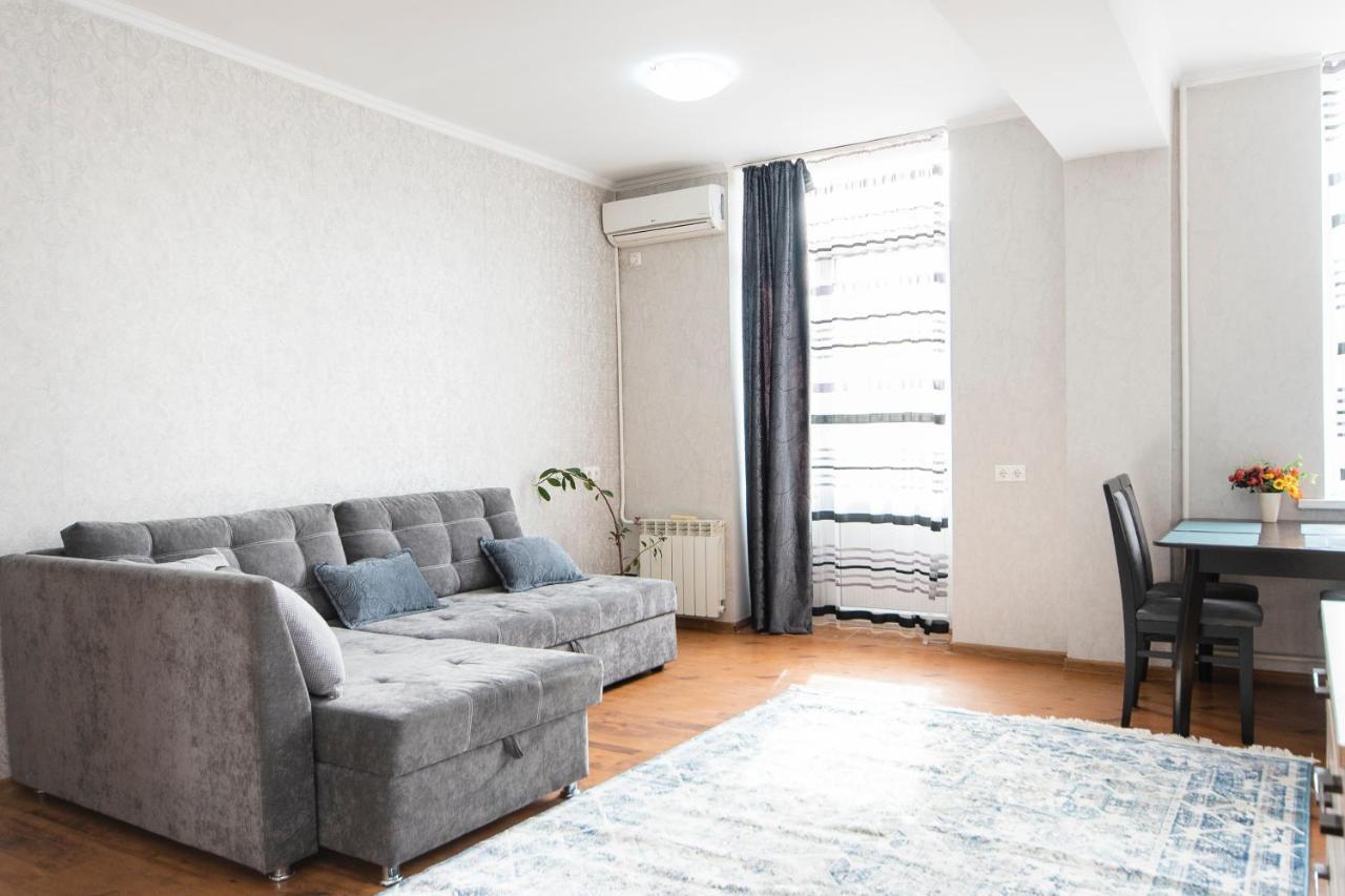 Comfortable Apartment In The Golden Square. Almatı Dış mekan fotoğraf